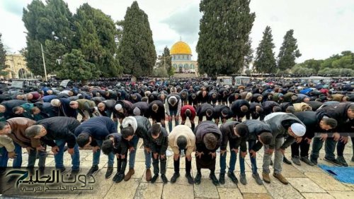 آلاف الفلسطينيين يؤدون صلاة الجمعة في المسجد الأقصى