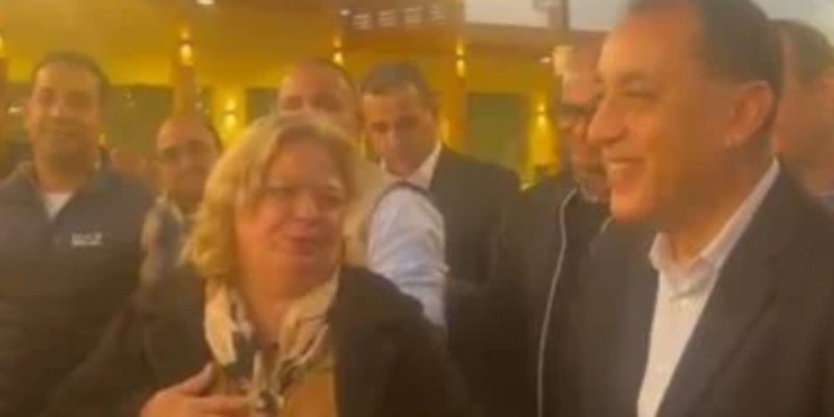 سائحة تلتقط صورة تذكارية مع رئيس الوزراء على كورنيش الأقصر: أعشق مصر وأهلها