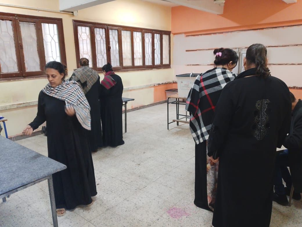 توافد الناخبين على دائرة الوراق للإدلاء بأصواتهم في انتخابات مجلس النواب