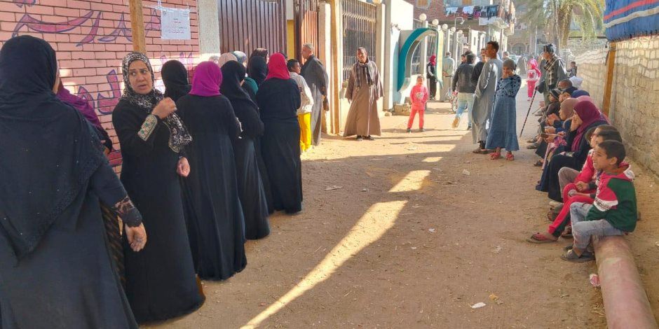 توافد المواطنين على لجان جولة الإعادة بانتخابات مجلس النواب فى البدرشين