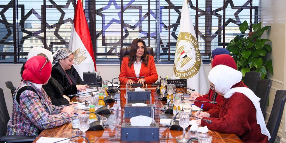 وزيرة التنمية المحلية تتابع جهود تحسين البيئة الصناعية والطاقة المستدامة وملفات القطاعات الهندسية