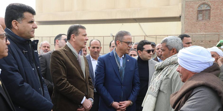 وزير الزراعة ومحافظ الفيوم يوزعان 15 "فراطة ذرة" على صغار المزارعين بالمحافظة