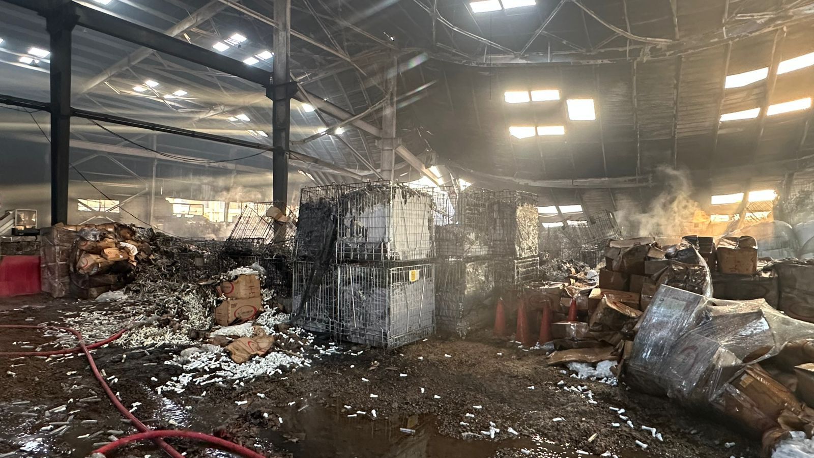 قوات الحماية المدنية تواصل التبريد في حريق مصنع بأكتوبر والنيابة تفحص أوراق الترخيص.. (صور)