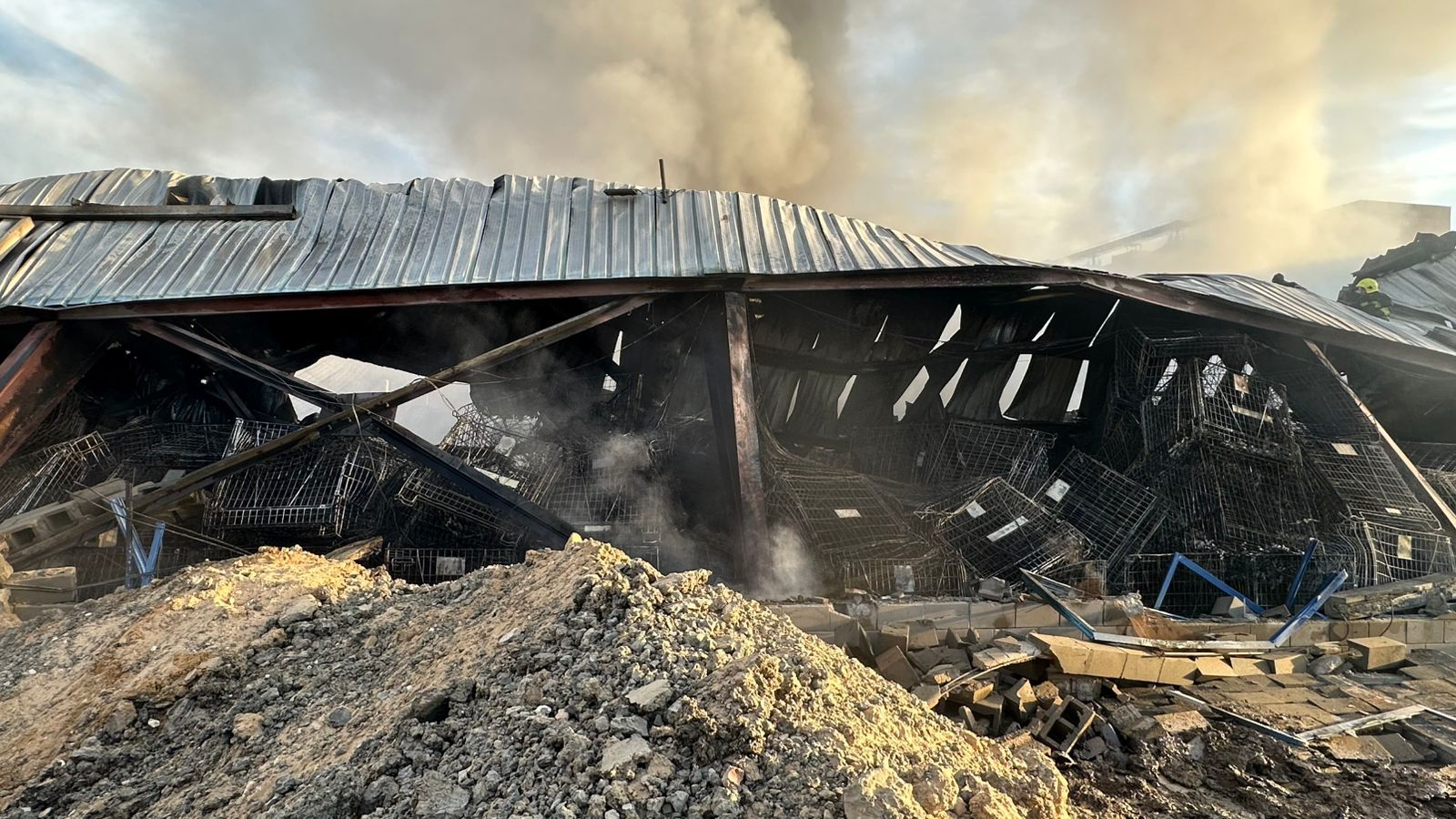 قوات الحماية المدنية تواصل التبريد في حريق مصنع بأكتوبر والنيابة تفحص أوراق الترخيص.. (صور)