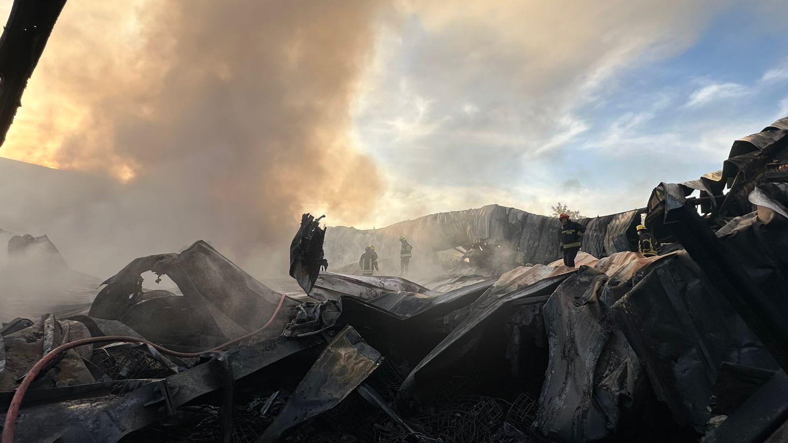 قوات الحماية المدنية تواصل التبريد في حريق مصنع بأكتوبر والنيابة تفحص أوراق الترخيص.. (صور)