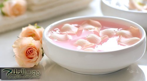 مش هتصدقي هيحصل إيه لبشرتك لما تمسحي وشك بقطنة ميه ورد قبل النوم!