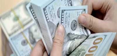 الدولار يستقر قرب أعلى مستوى