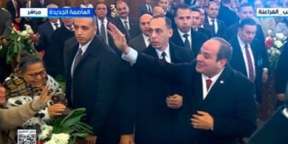 الرئيس السيسى يقدم التحية للمشاركين فى قداس عيد الميلاد بالعاصمة الجديدة