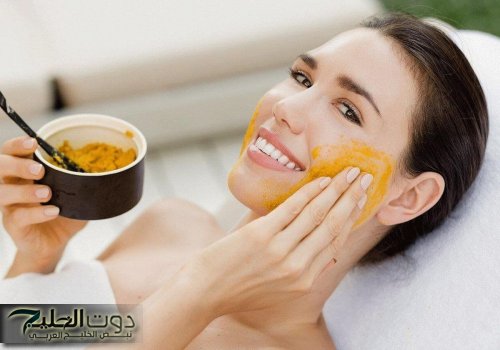 حطي معلقة من الكركم على شوية زبادي والعسل على وشك وهتندهشي من صفاء البشرة وتفتيحها