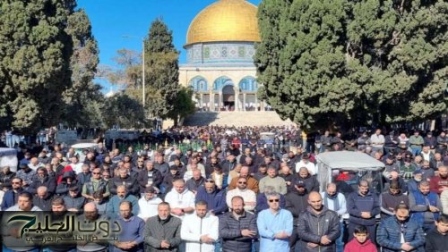 آلاف الفلسطينيين يؤدّون صلاة الجمعة في المسجد الأقصى