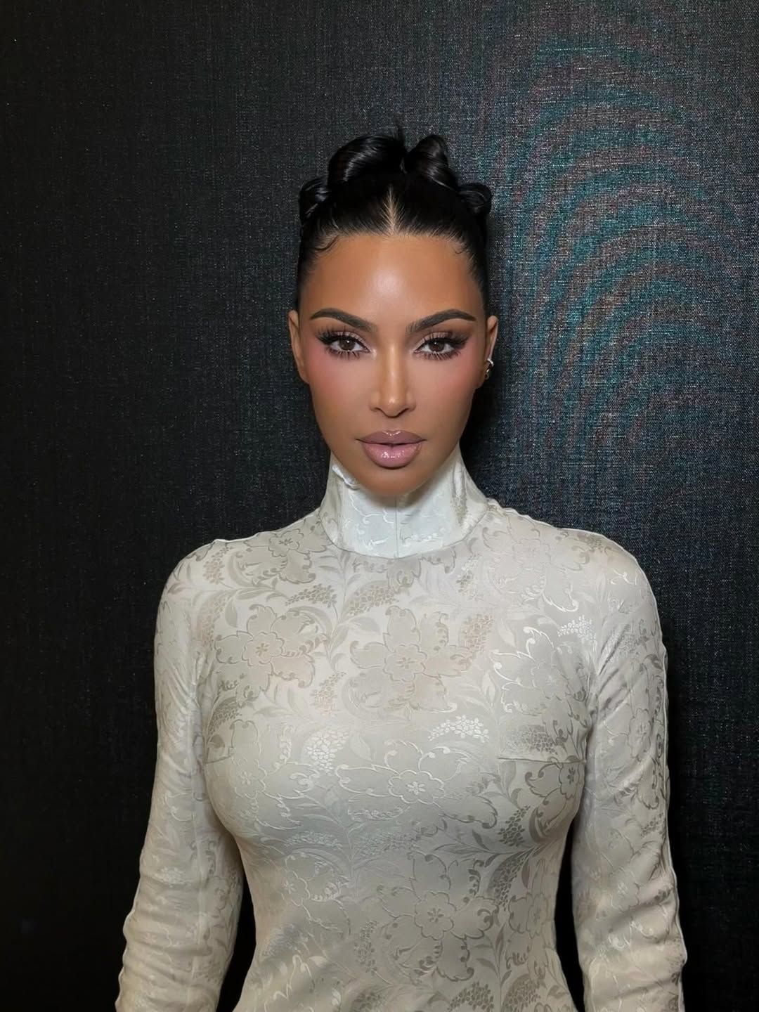 من بينهم كيم كارداشيان ونجلاء فتحي.. مشاهير عانوا من الصدفية