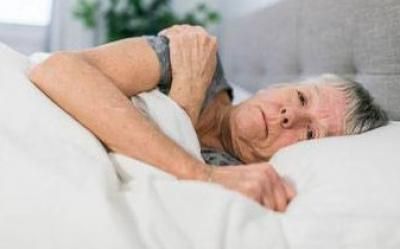 7 عادات مسائية تقي المسنّين اضطرابات النوم