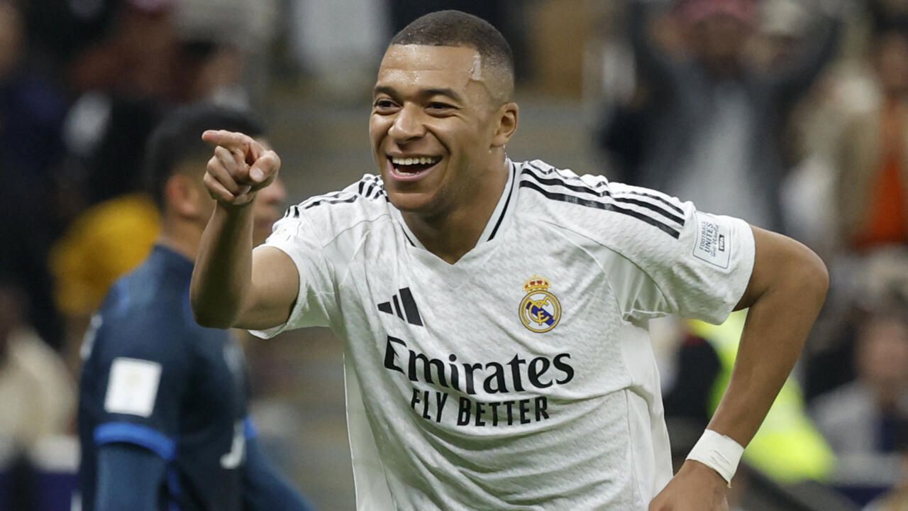 قبل مواجهة ريال مدريد وبرشلونة غدًا.. هل سيخاطر...