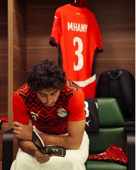 غرفة ملابس منتخب مصر قبل موقعة كوت ديفوار.. هانى يقرأ القرآن وزيزو يتواصل مع ابنتها