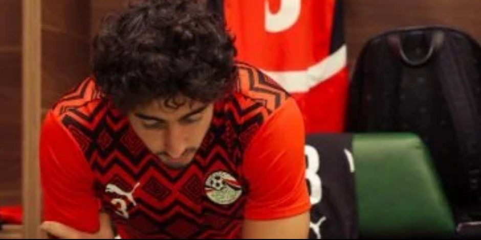 غرفة ملابس منتخب مصر قبل موقعة كوت ديفوار.. هانى يقرأ القرآن وزيزو يتواصل مع ابنتها