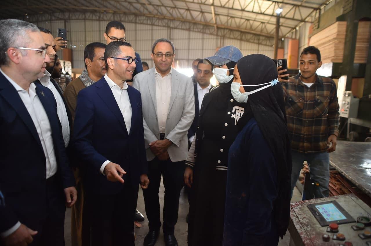 تضم 7 مشروعات قائمة باستثمارات 15.4 مليون دولار.. وزير الاستثمار يتفقد المنطقة الحرة بقفط