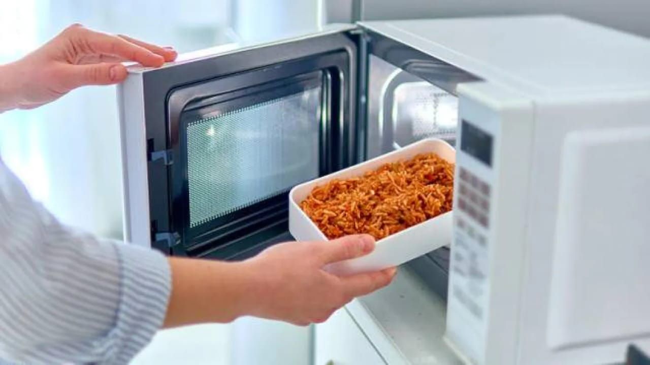 تناول السكر والهاتف على الوسادة.. عادات يومية بسيطة...