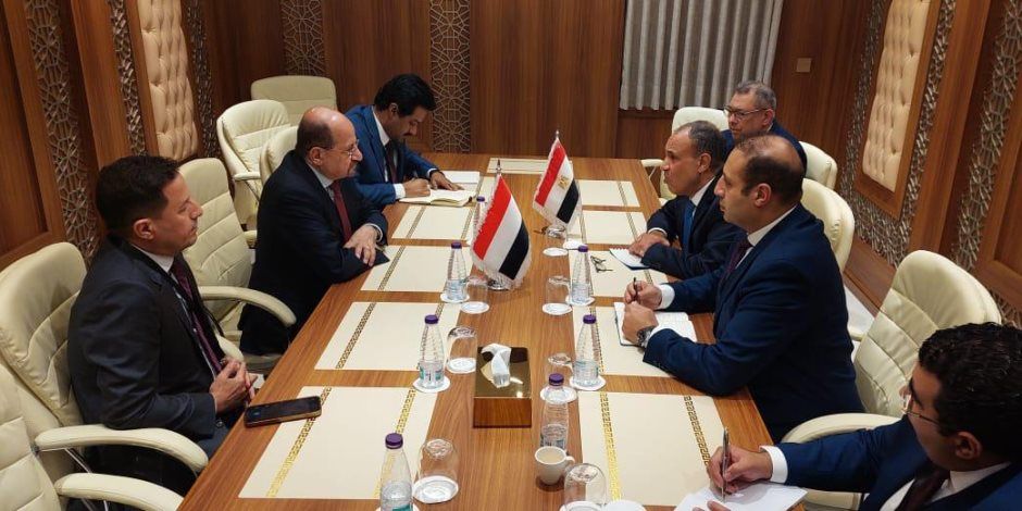 وزير الخارجية يؤكد لنظيره اليمني أهمية التوصل لحل سياسي شامل عبر حوار يمني- يمني جامع