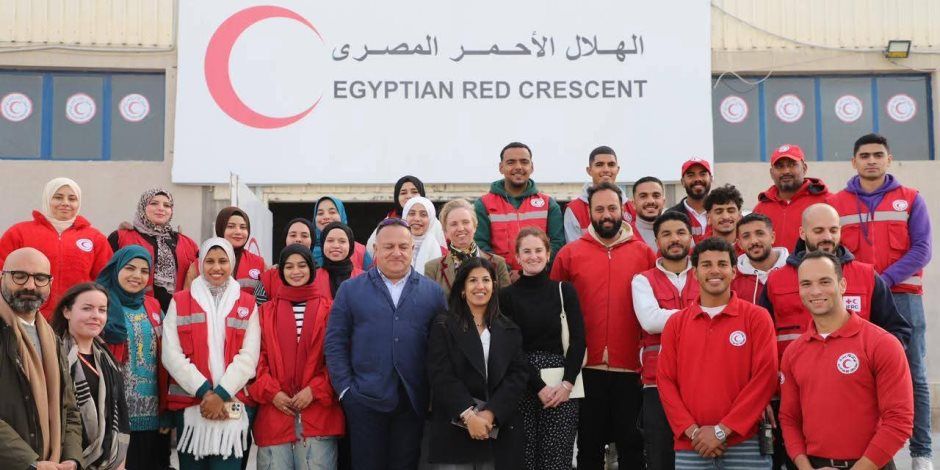 وفد من السفارة البريطانية يتفقد مخازن المساعدات اللوجستية بالعريش ويشيد بجهود مصر في دعم غزة (صور)