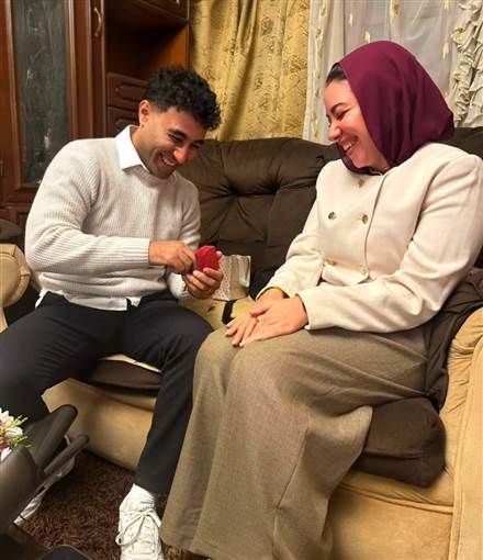 الفنان صبحي خليل يحتفل بخطبة ابنته في أجواء عائلية بسيطة احتفل الفنان صبحي خليل بخطوبة ابنته جيهان على المخرج ثائر الصيرفي.ونشر صبحي خليل صورا من الخطبة عبر حسابه على إقرأ المزيد