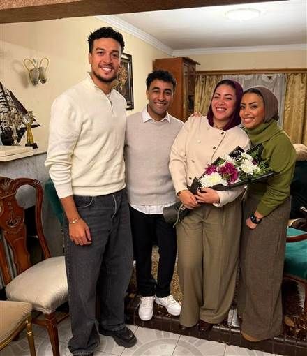 الفنان صبحي خليل يحتفل بخطبة ابنته في أجواء عائلية بسيطة احتفل الفنان صبحي خليل بخطوبة ابنته جيهان على المخرج ثائر الصيرفي.ونشر صبحي خليل صورا من الخطبة عبر حسابه على إقرأ المزيد