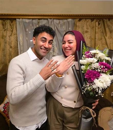 الفنان صبحي خليل يحتفل بخطبة ابنته في أجواء عائلية بسيطة احتفل الفنان صبحي خليل بخطوبة ابنته جيهان على المخرج ثائر الصيرفي.ونشر صبحي خليل صورا من الخطبة عبر حسابه على إقرأ المزيد