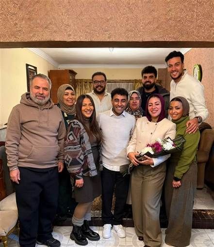 الفنان صبحي خليل يحتفل بخطبة ابنته في أجواء عائلية بسيطة احتفل الفنان صبحي خليل بخطوبة ابنته جيهان على المخرج ثائر الصيرفي.ونشر صبحي خليل صورا من الخطبة عبر حسابه على إقرأ المزيد