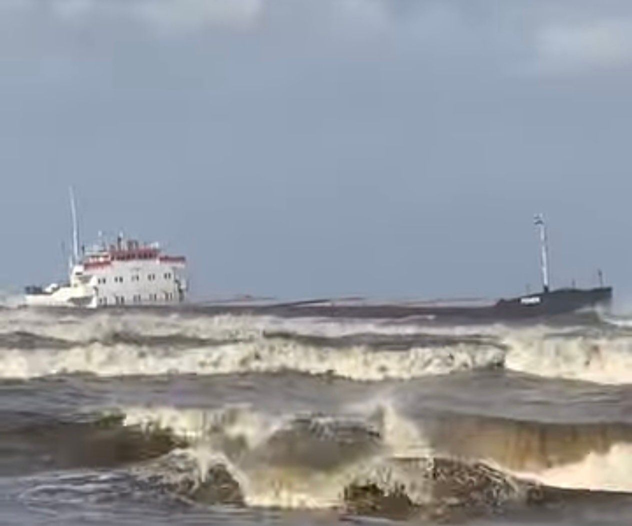 جنوح السفينة «FENER» على شاطئ بورسعيد بسبب ارتفاع الأمواج وشدة الرياح.. صور