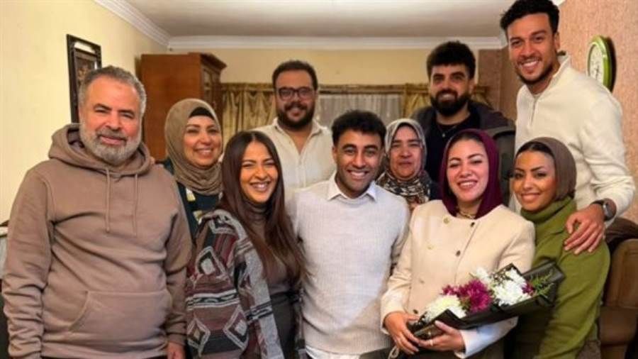 الفنان صبحي خليل يحتفل بخطبة ابنته في أجواء عائلية بسيطة احتفل الفنان صبحي خليل بخطوبة ابنته جيهان على المخرج ثائر الصيرفي.ونشر صبحي خليل صورا من الخطبة عبر حسابه على إقرأ المزيد