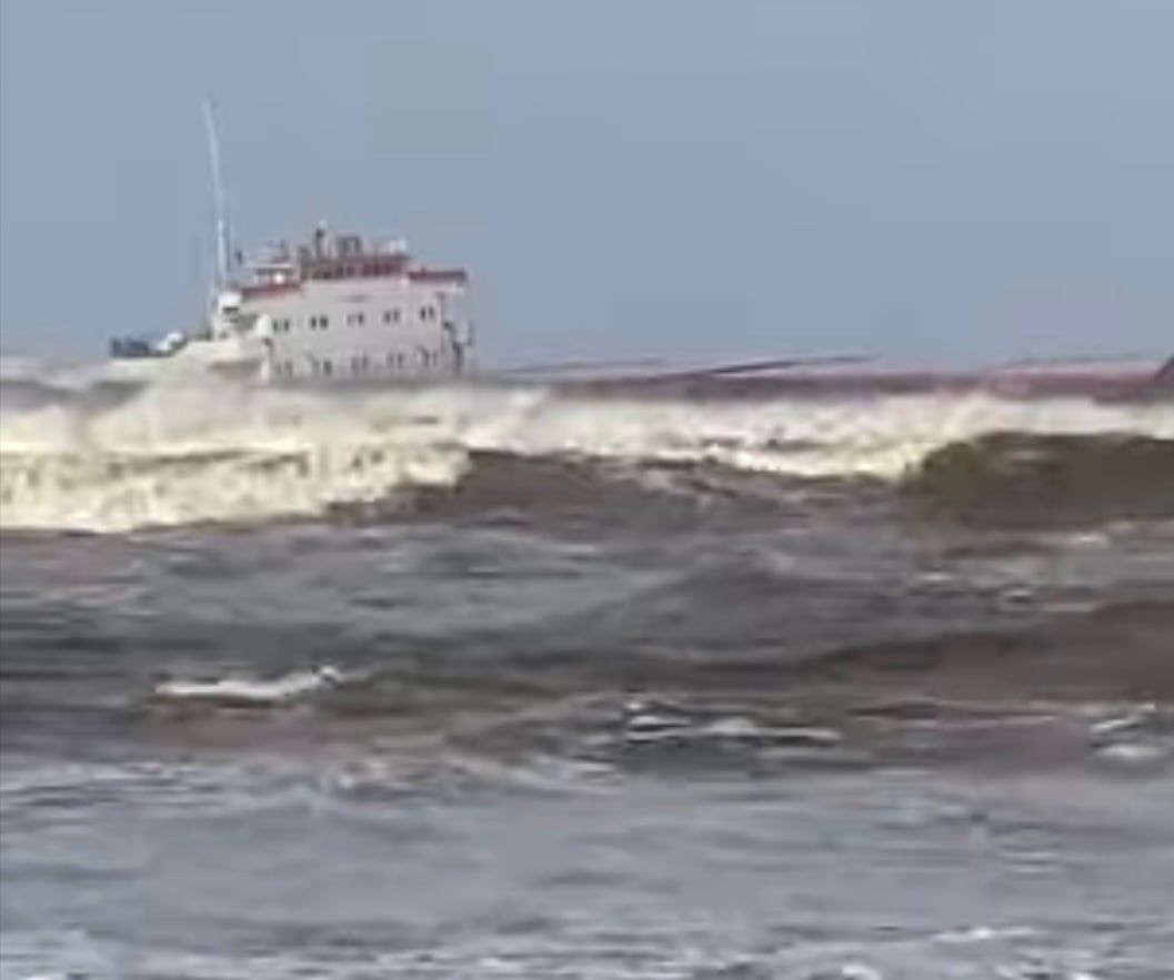 جنوح السفينة «FENER» على شاطئ بورسعيد بسبب ارتفاع الأمواج وشدة الرياح.. صور