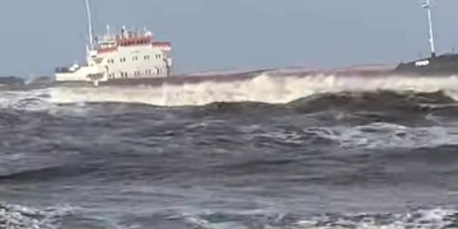 جنوح السفينة «FENER» على شاطئ بورسعيد بسبب ارتفاع الأمواج وشدة الرياح.. صور