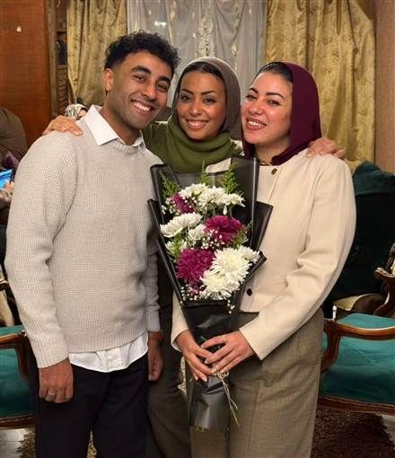 الفنان صبحي خليل يحتفل بخطبة ابنته في أجواء عائلية بسيطة احتفل الفنان صبحي خليل بخطوبة ابنته جيهان على المخرج ثائر الصيرفي.ونشر صبحي خليل صورا من الخطبة عبر حسابه على إقرأ المزيد