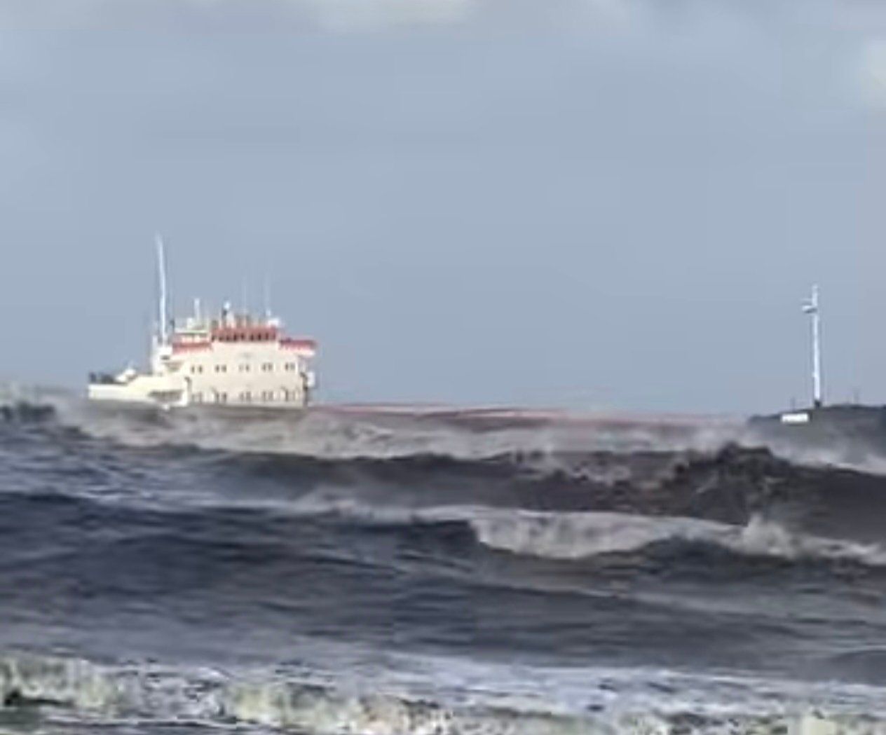 جنوح السفينة «FENER» على شاطئ بورسعيد بسبب ارتفاع الأمواج وشدة الرياح.. صور