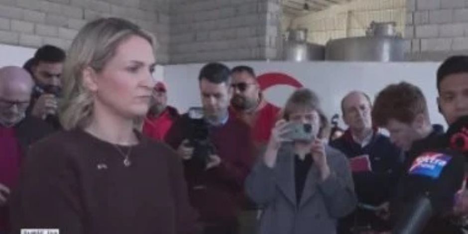 وزيرة خارجية أيرلندا تزور مخازن الهلال الأحمر بالعريش