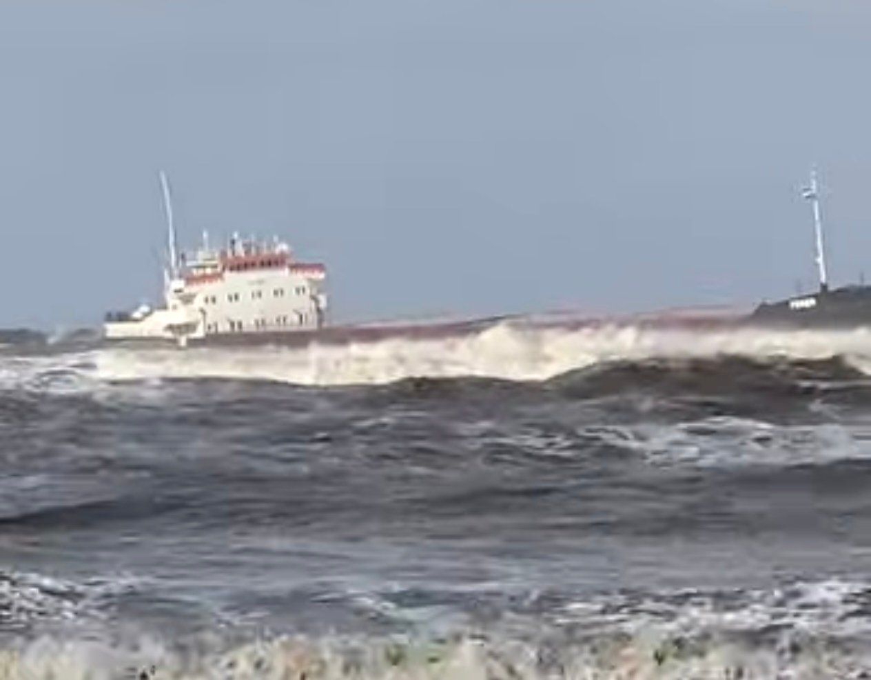 جنوح السفينة «FENER» على شاطئ بورسعيد بسبب ارتفاع الأمواج وشدة الرياح.. صور