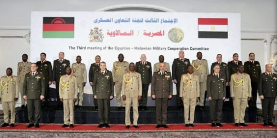 الفريق أحمد خليفة يلتقى قائد قوات الدفاع المالاوى.. صور