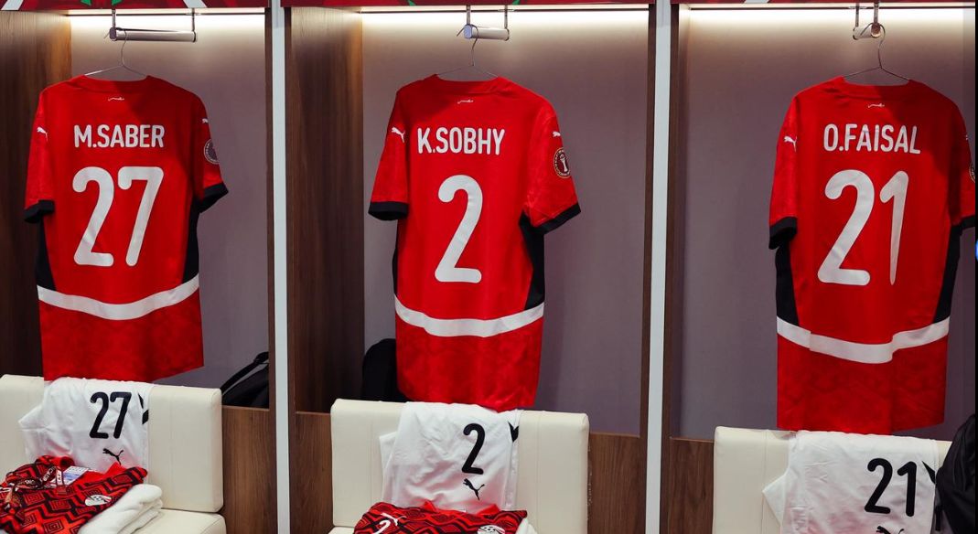 علم مصر فى غرفة ملابس المنتخب لتحفيز اللاعبين قبل مباراة السنغال..صور