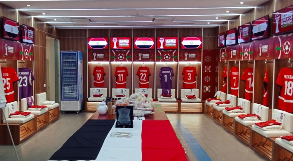 علم مصر فى غرفة ملابس المنتخب لتحفيز اللاعبين قبل مباراة السنغال..صور