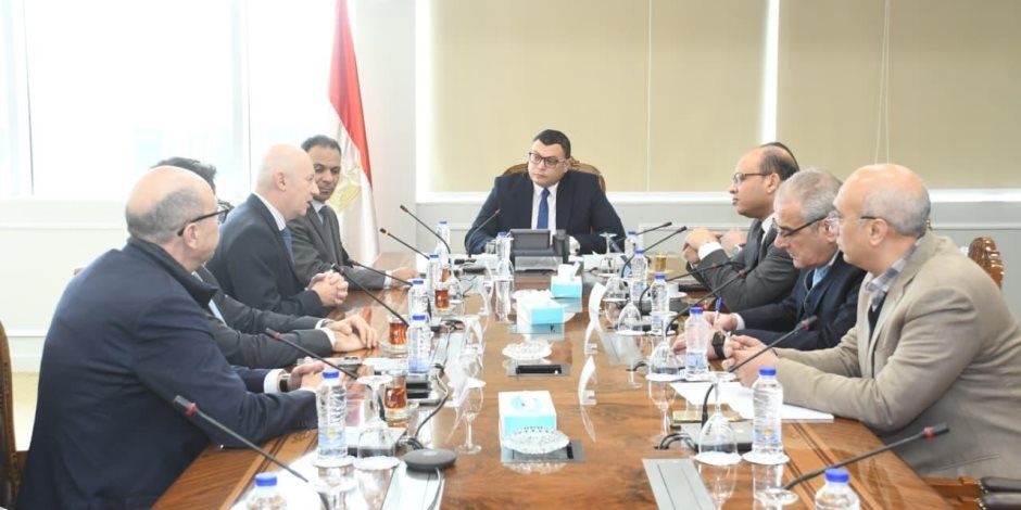 وزير الإسكان يلتقي وفداً من شركة سان جوبان (Saint-Gobain) الفرنسية لبحث أوجه التعاون