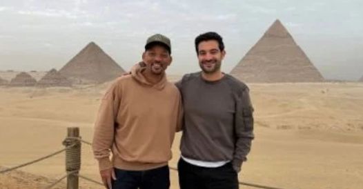 ويل سميث يزور الأهرامات ويرقص على «مكسرات» لأحمد سعد