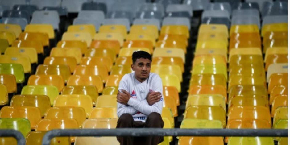 إدارة الأبيض تكرم مشجع ساند الزمالك وحيداً أمام المصري في كأس عاصمة مصر