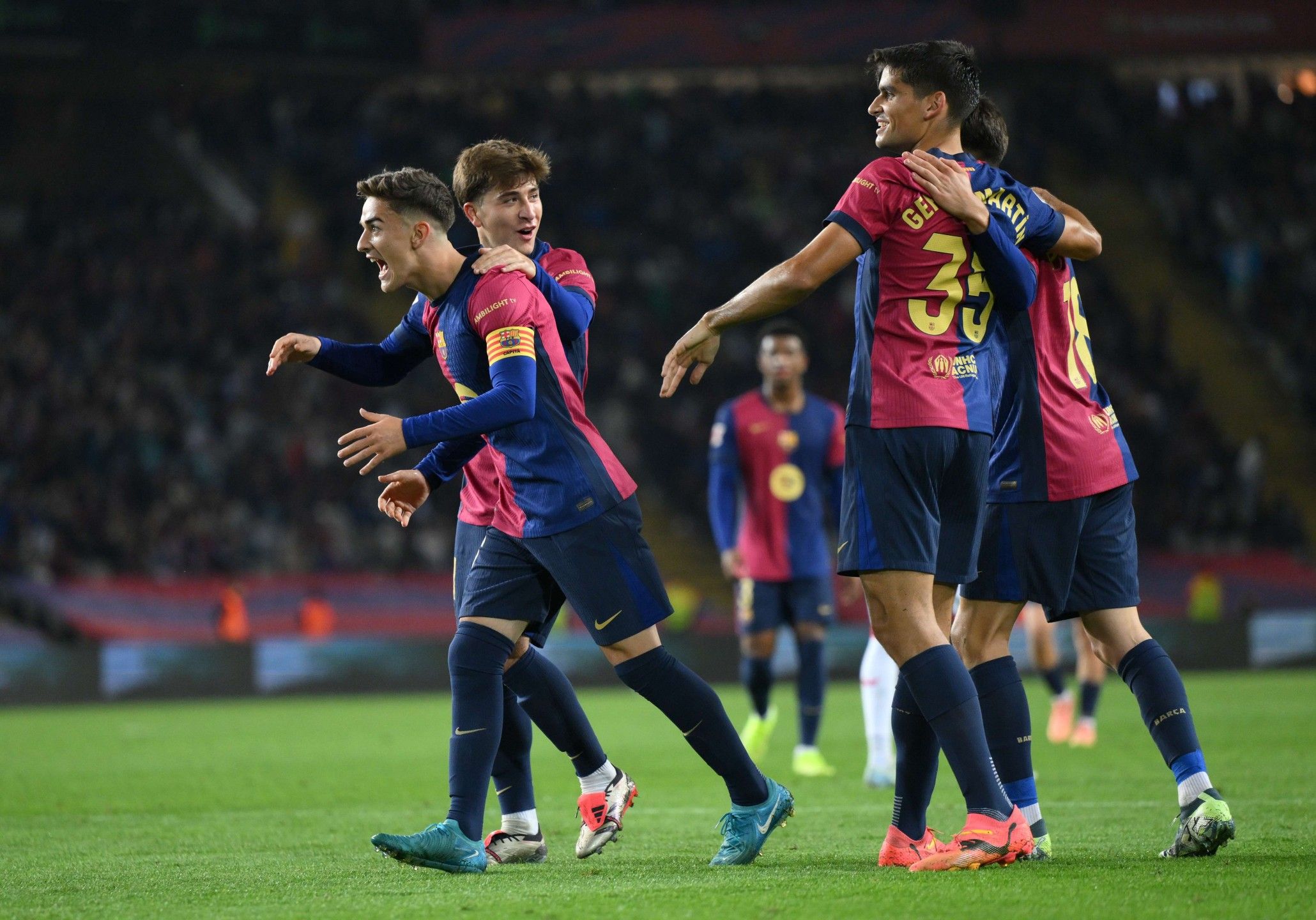 اسم كبير حاضر.. معلق مباراة برشلونة ضد راسينج...