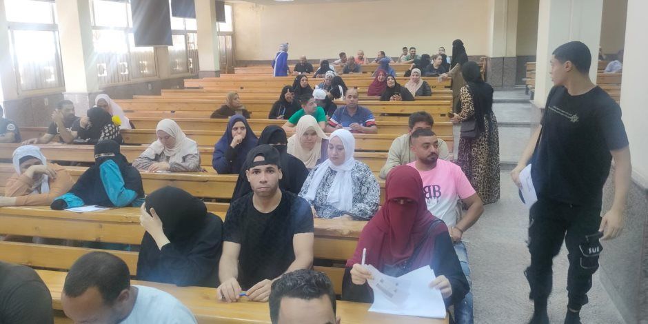 طلاب الشهادة الإعدادية يبدأون امتحانات المواد الدراسية الأساسية للترم الأول