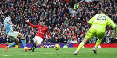 يونايتد يلدغ جاره بثنائية