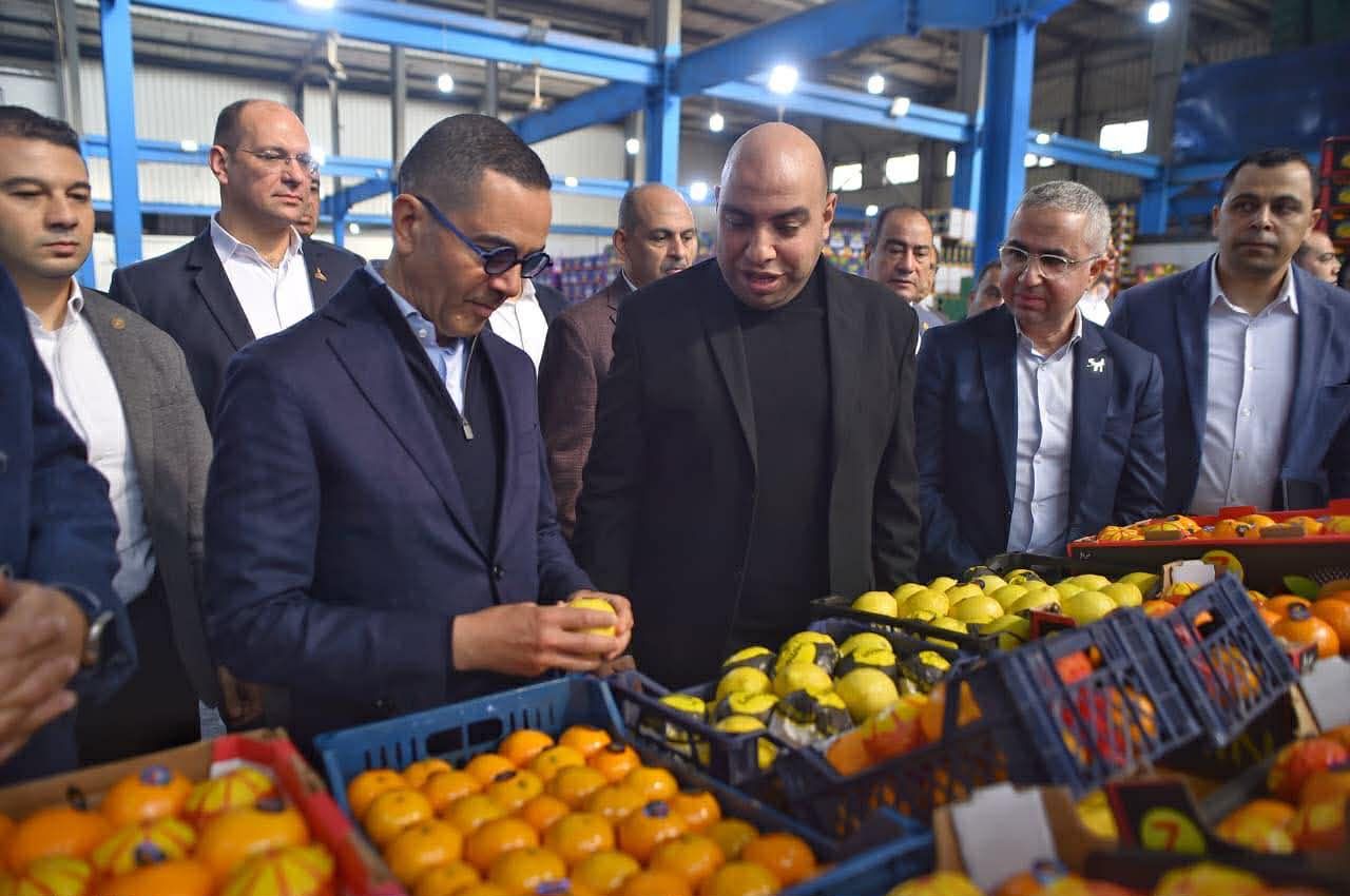 وزير الاستثمار يتفقد عدد من المصانع بالمنطقة الاستثمارية بمدينة بنها