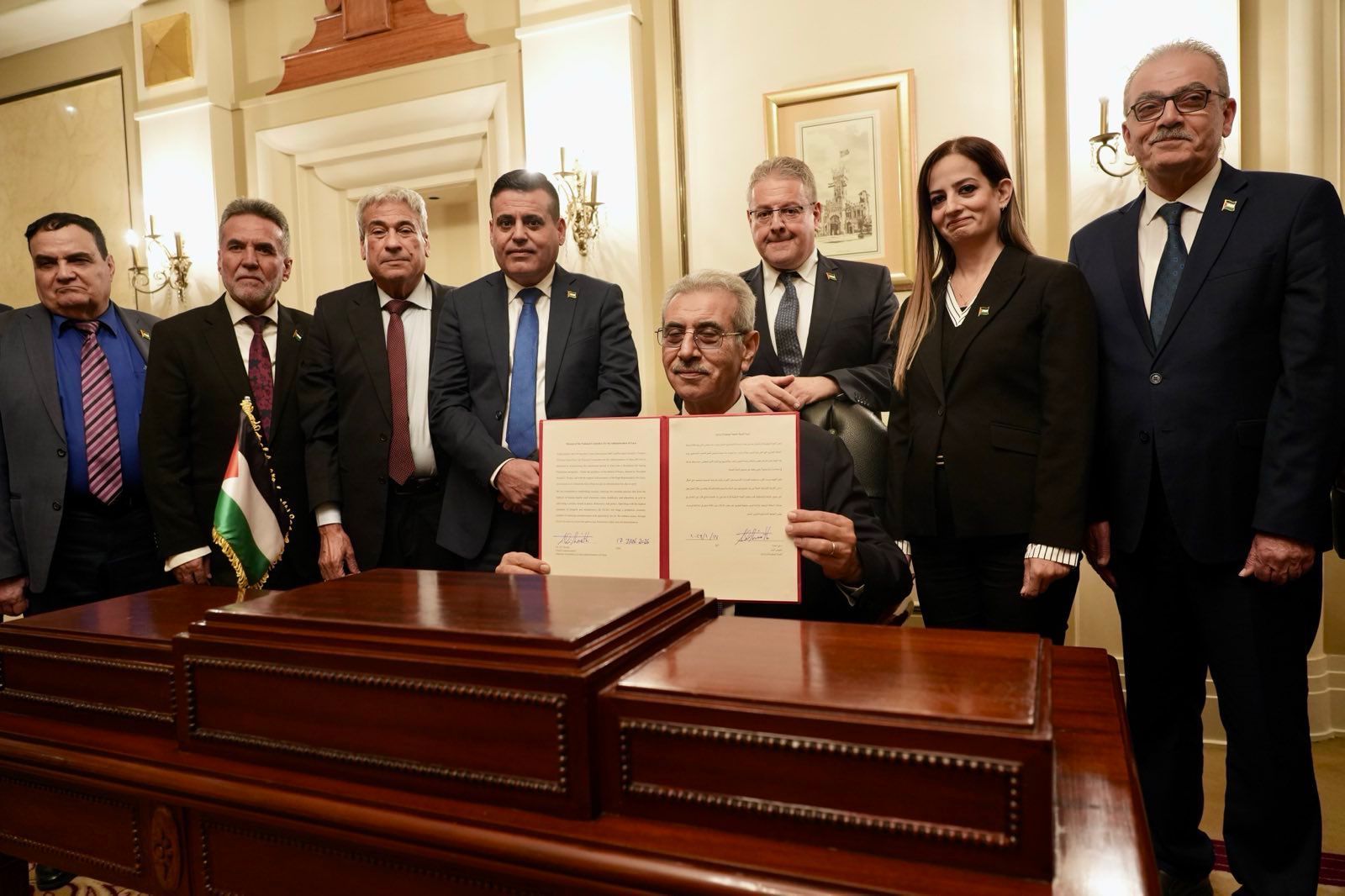 اللجنة الوطنية لإدارة غزة تبدأ أعمالها من القاهرة برئاسة المفوض العام على شعث وتعلن مسئوليات المفوضين