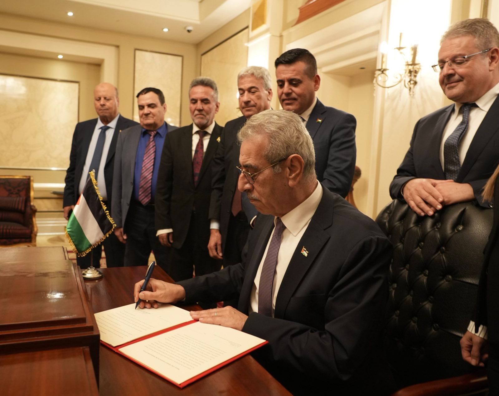 اللجنة الوطنية لإدارة غزة تبدأ أعمالها من القاهرة برئاسة المفوض العام على شعث وتعلن مسئوليات المفوضين