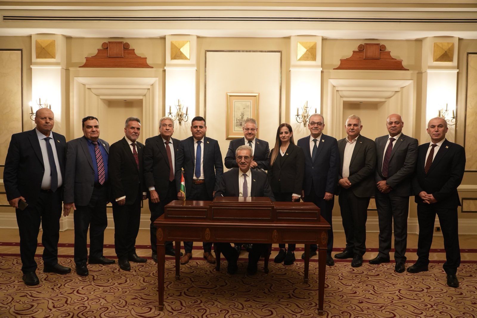 اللجنة الوطنية لإدارة غزة تبدأ أعمالها من القاهرة برئاسة المفوض العام على شعث وتعلن مسئوليات المفوضين