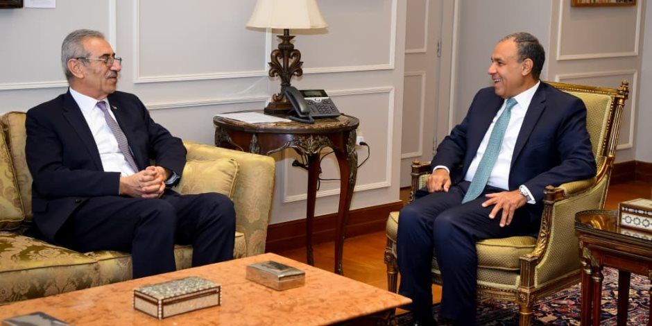 وزير الخارجية يستقبل رئيس اللجنة الوطنية لإدارة غزة ويؤكد دعم مصر الكامل للجنة