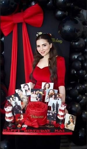 مي عز الدين تحتفل بعيد ميلادها مع زوجها احتفلت الفنانة مي عز الدين بعيد ميلادها في أجواء رومانسية مع زوجها أحمد تيمور.وشاركت مي عز الدين جمهورها بصور إقرأ المزيد